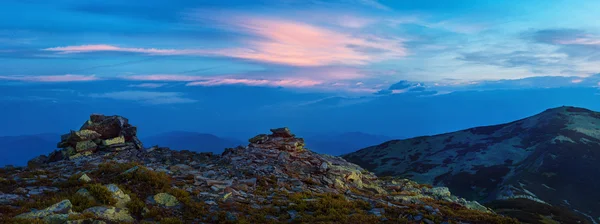 Morgengrauen in den Karpaten. (großes Panorama) — Stockfoto