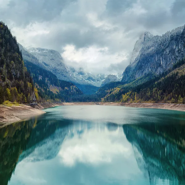 Lago Alpino com céu dramático e montanhas — Fotografia de Stock