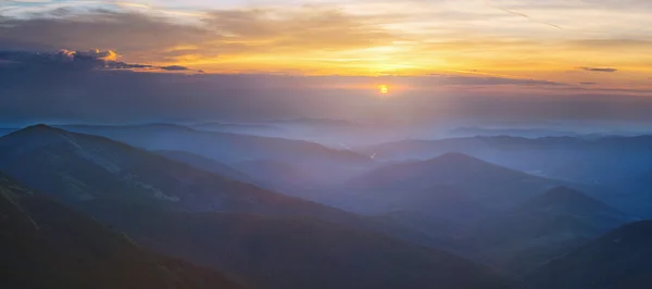 L'alba sulle montagne dei Carpazi. (ampio panorama ) — Foto Stock