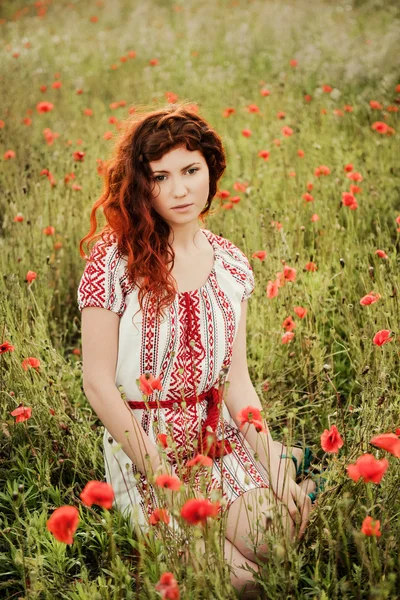 Retrato de uma bela menina sonhadora em vestido nacional ucraniano — Fotografia de Stock