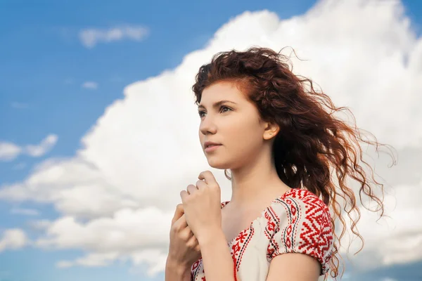 Retrato de menina sonhadora no fundo do céu azul — Fotografia de Stock
