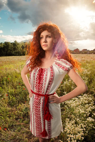 Mulher ruiva bonita em vestido nacional ucraniano — Fotografia de Stock