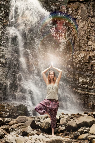 Exercice de yoga sur le fond de cascade — Photo
