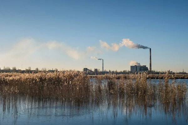 Émissions des centrales électriques en plein cœur de la ville — Photo