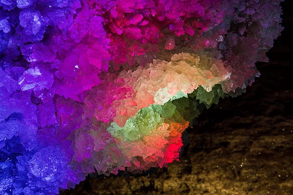 Cristal de rocha iluminado. Mlynky Cave, Ucrânia — Fotografia de Stock