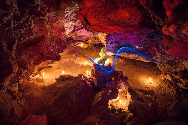 Grand cristal éclairé par la lumière de la bougie dans la grotte. Grotte de Mlynky, Royaume-Uni — Photo