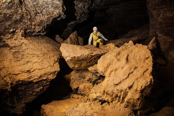 Joven hembra caver explorar la cueva — Foto de Stock