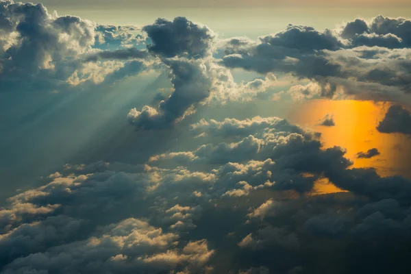 Acima das nuvens ao pôr do sol — Fotografia de Stock