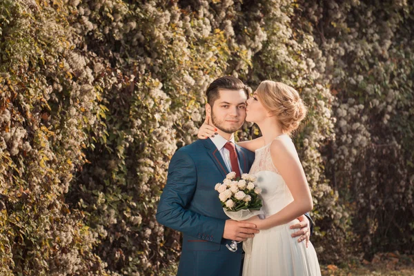 Romantisches Hochzeitspaar — Stockfoto