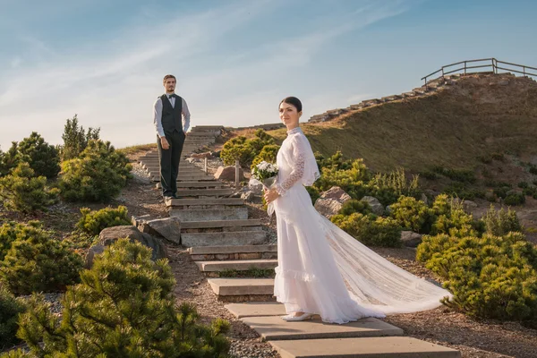 Romantisches Hochzeitspaar steht auf Treppe — Stockfoto