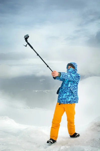 Selfie en la montaña con cámara de acción — Foto de Stock