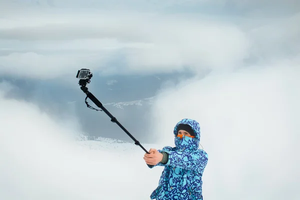 Hombre tomando selfie en la montaña usando cámara de acción — Foto de Stock