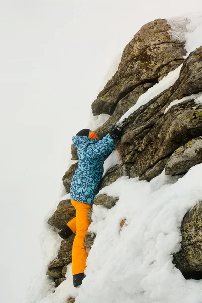 Hombre escalando en la montaña pick — Foto de Stock