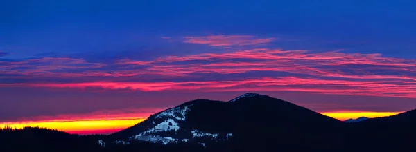Günbatımı üzerinde mavi bulutlar dağ — Stok fotoğraf