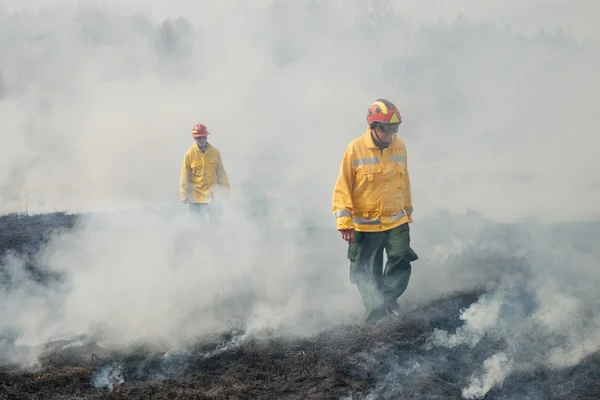 Átkelés az elszenesedett terep tűz-harcosok — Stock Fotó