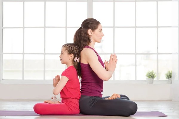 Giovane madre e figlia che fanno esercizio di yoga — Foto Stock