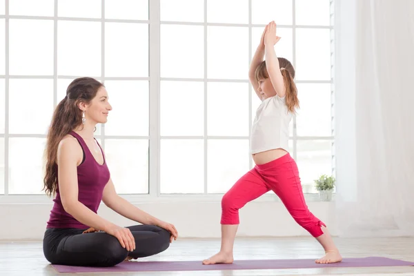 Giovane madre e figlia che fanno esercizio di yoga — Foto Stock