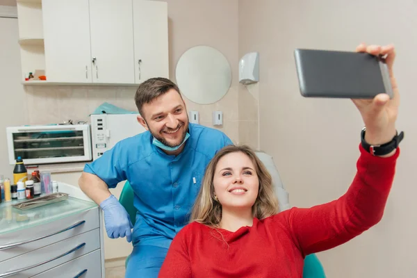 Patients and dentist doing a self portrait — Stock Photo, Image