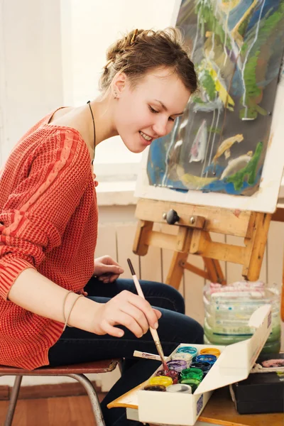 Hermosa artista mujer dibujando su cuadro —  Fotos de Stock