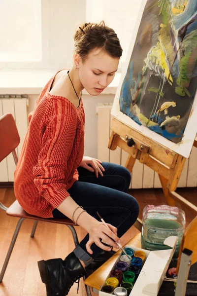 Beautiful woman artist drawing her picture — Stock Photo, Image