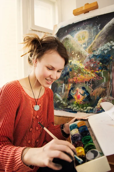 Beautiful woman artist drawing her picture — Stock Photo, Image