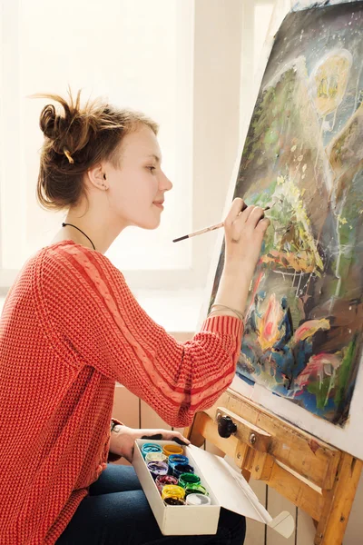 Beautiful woman artist drawing her picture — Stock Photo, Image