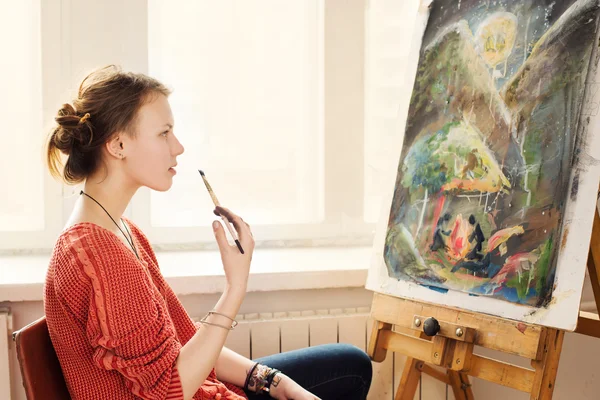 Beautiful woman artist drawing her picture — Stock Photo, Image