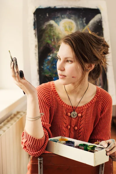 Retrato de mulher bonita artista com emoção positiva — Fotografia de Stock