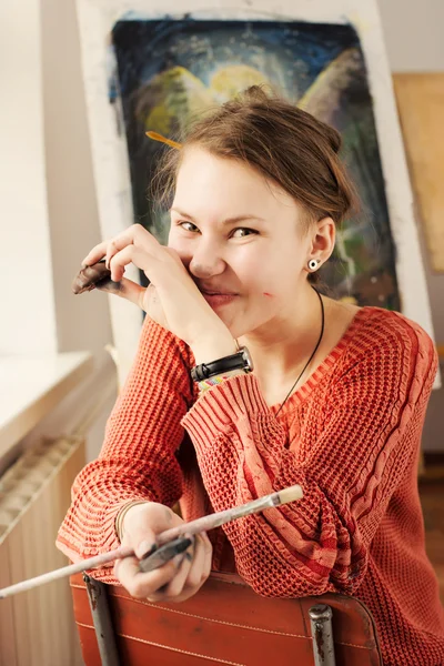 Retrato de mulher artista com expressões peculiares — Fotografia de Stock