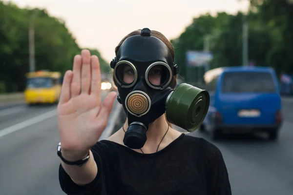 Concetto ecologico di contaminazione dell'aria. Donna in maschera antigas — Foto Stock