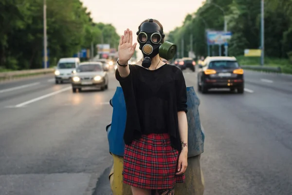 공기 오염의 생태 개념입니다. 가스 마스크에 여자 — 스톡 사진
