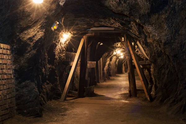 Long tunnel à travers la mine de gypse — Photo