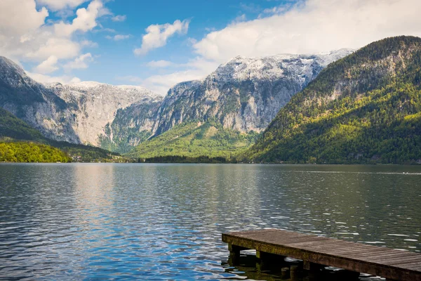 Reflexão de montanha no lago Alpino na aldeia de Hallstatt — Fotografia de Stock