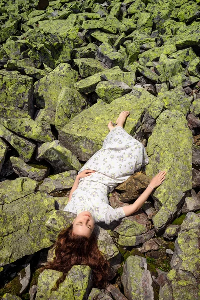 Красивая молодая женщина лежит на камне — стоковое фото