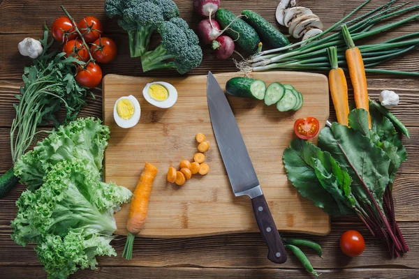 Alimentos e ingredientes saudáveis em fundo de madeira rústica — Fotografia de Stock