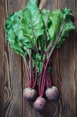 关闭整个新鲜豌豆和截面的仿古木制背景，顶视图