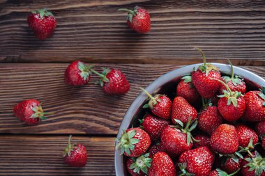 eski ahşap masa üzerinde çilek taze meyve