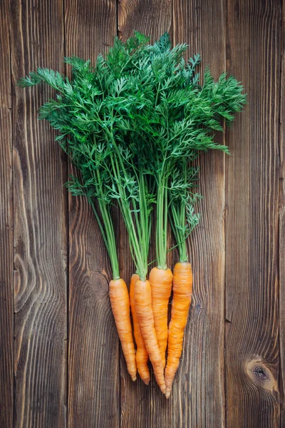 rustik ahşap zemin üzerine taze havuç