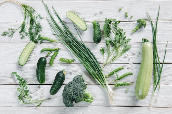 Beyaz rustik ahşap zemin üzerine yeşil vejetaryen yemek — Stok fotoğraf