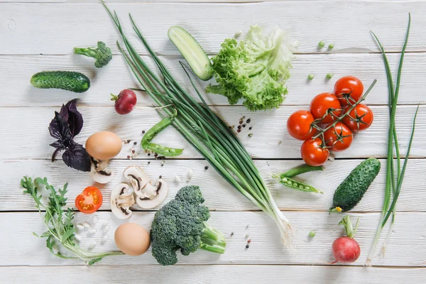 Zdrowa żywność wegetariańska na białym tle rustykalnym drewniane — Zdjęcie stockowe