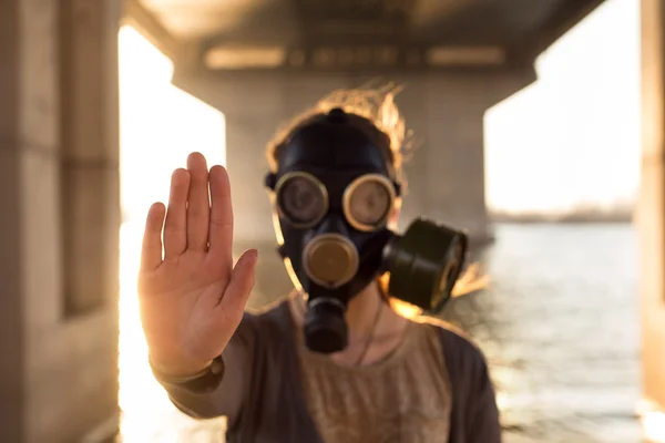 Ökologisches Konzept der Luftverschmutzung. Frau mit Gasmaske — Stockfoto