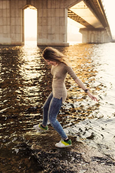 Feliz joven mujer corriendo de nuevo del agua — Foto de Stock