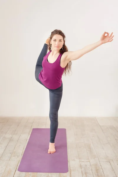 Giovane donna che fa esercizi di yoga — Foto Stock