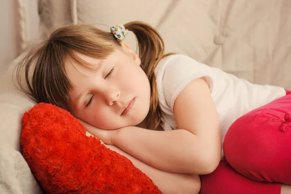 Маленькая девочка со сладкими мечтами спит в кресле — стоковое фото