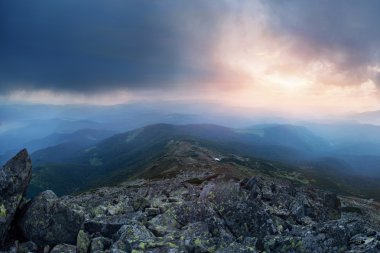 Gökyüzü dağlarda fırtına öncesi sessizlik