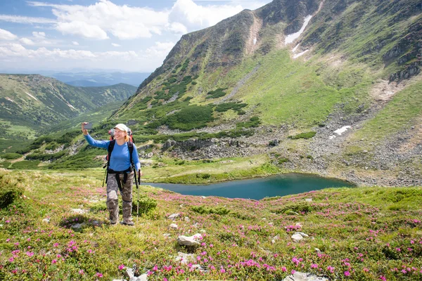 Femme heureuse faisant selfie dans les montagnes — Photo