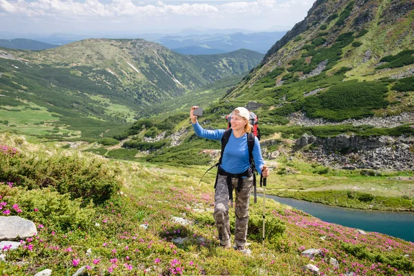 Femme heureuse faisant selfie dans les montagnes — Photo