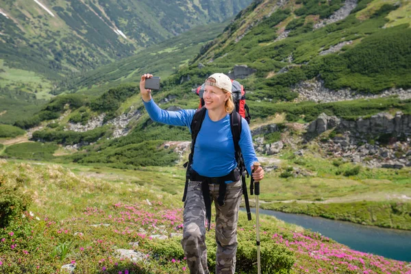 Femme heureuse faisant selfie dans les montagnes — Photo