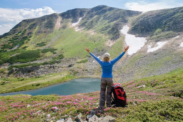 Woman enjoy beautiful view in the mountains — Φωτογραφία Αρχείου