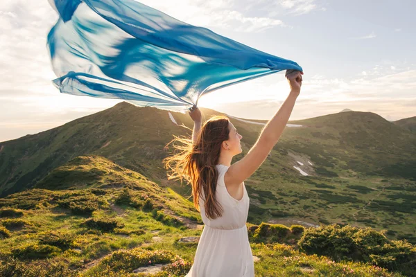 Mulher sentir liberdade e desfrutar da natureza — Fotografia de Stock